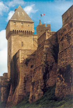 Rempart du château de Creully (Photo Eric Bruneval © Patrimoine Normand).