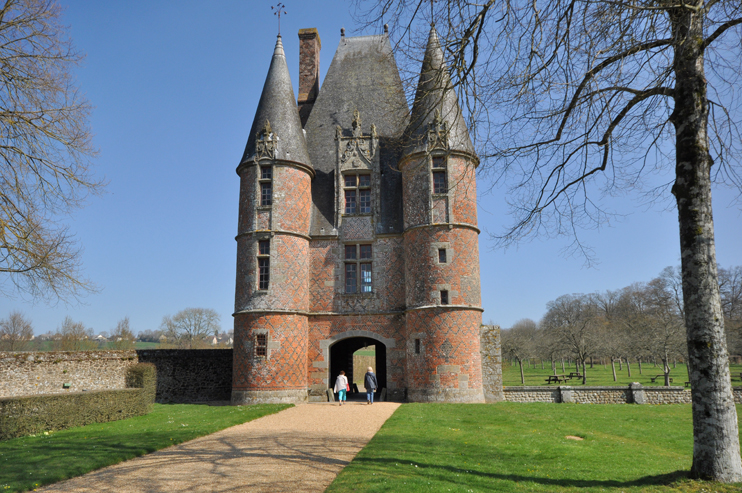 Carrouges et son château : harmonieux mariage de granite et de briques