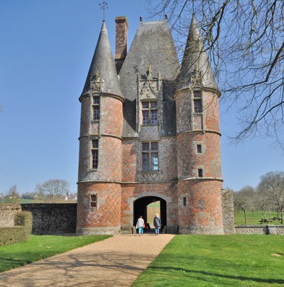 Le châtelet d’entrée, construit par l’évêque Jean Le Veneur. L’édifice conserve certains attributs de l’architecture médiévale, mais annonce aussi par bien des aspects la Renaissance. (Photo Rodolphe Corbin © Patrimoine Normand.)