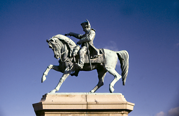 Les statues équestres sont particulièrement prisées. Celle de Napoléon Ier domine la rade de Cherbourg depuis le 8 août 1858, jour de son inauguration en présence de la reine Victoria et du prince Albert, hôtes de l’empereur Napoléon III et de l’impératrice Eugénie. Le couple impérial, qui séjourne à Cherbourg du 4 au 8 août, en a profité pour ouvrir la ligne de chemin de fer entre le port et la capitale, et pour parrainer la mise à l’eau du second bassin de l’arsenal (bassin Napoléon III). C’est Armand Le Véel (1821-1905) qui, en juin 1855, emporte le concours organisé l’année précédente ; il avait proposé une œuvre de circonstance : Napoléon Ier face aux travaux de la rade et de la digue, remis à l’ordre du jour en 1803, et inspectés par ses soins en 1811. Un hommage avait été rendu à l’empereur le 8 décembre 1840, lors de l’escale à Cherbourg de La Belle Poule, chargée de ses cendres parties de Ste-Hélène le 15 octobre. (Photo Thierry Georges Leprévost © Patrimoine Normand)