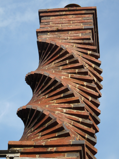 La cheminée torsadée, emblème de Saint-Ouen-sur-Iton. (© Chrisitane Lablancherie)