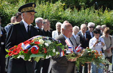 Juillet 2010 : Cérémonie commémorant la mémoire des victimes de la gestapo. Christian Leyrit, Préfet de Région et Jacques Vico, Président de l'association Résistance et Mémoire. (Photo Laurent Corbin © Patrimoine Normand)