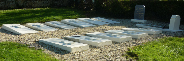 Sépultures des martyrs, dans le cimetière de Saint-Pierre-du-Jonquet. (© Ghislain Quétel)