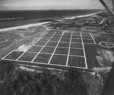 Vue aérienne du cimetière provisoire de Saint-Laurent-sur-Mer. Le cimetière permanent de Colleville- sur-Mer est en partie installé sur cet ancien cimetière. (© ABMC)