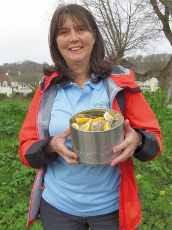 Clare Minihane et sa boîte aux huîtres. (© Stéphane William Gondoin)