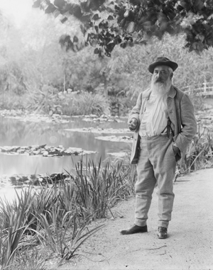 Jacques-Ernest Bulloz, Claude Monet près du bassin aux nymphéas, été 1905. (© Musée A. G. Poulain, Vernon)