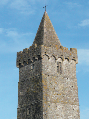 Le clocher fortifié de l’église Notre-Dame de Portbail. (Photo Érik Groult © Patrimoine Normand)