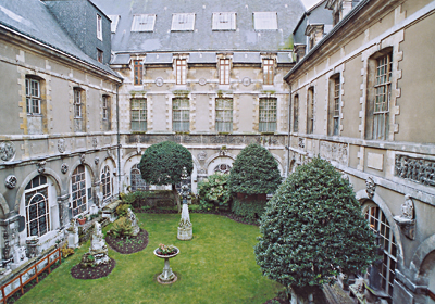 Le cloître de l’ancien couvent, au­jourd’hui jardin du musée des Antiquités.(Photo Alexandre Vernon © Patrimoine Normand)