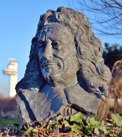 Le buste de Colbert dans le Jardin des personnalités. C’est lui qui a donné à Honfleur son aspect actuel et qui en a fait un riche port de guerre et de commerce. (© Yves Buffetaut)