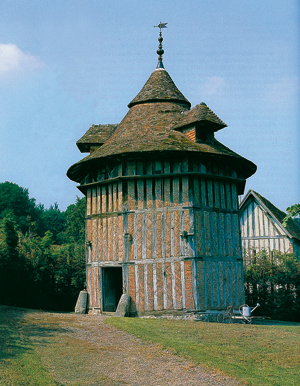 Le colombier du château du Mesnil-Germain dans le pays d’Auge. Dans le droit normand, la propriété et l’usage d’un colombier était un privilège relevant de la noblesse rurale. La fiente des pigeons était un apport précieux pour augmenter le rendement des cultures. (Photo Érik Groult © Patrimoine Normand.)