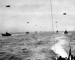 Convoi de Landing Craft, Infantry (Large) – LCI(L)) traversant la Manche en direction de la Normandie. Remarquer les ballons de protection antiaérienne. (© U.S. National Archives)