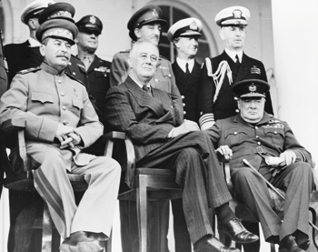 Les « trois grands », Staline, Roosevelt et Churchill, à la conférence de Téhéran. Il y fut confirmé au dictateur soviétique l’ouverture d’un second front en Europe pour le printemps 1944. (© Library of Congress)