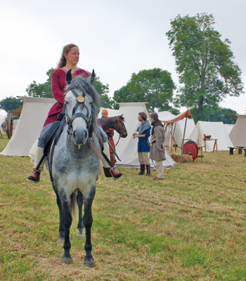 Montée sur son Lusitanien, cette cavalière médiévale sapprête à quitter le campement de la Confrérie Normande, qui accueille plus de 160 reconstituteurs. ( Thierry Georges Leprévost)