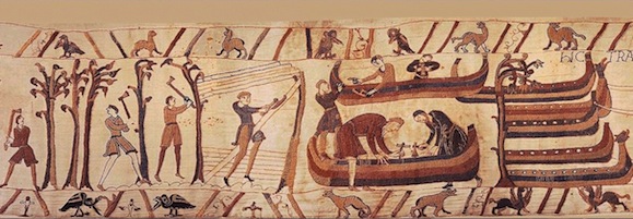 Guillaume de Normandie convoque le chef des charpentiers pour lui ordonner la construction des navires chargés de traverser la Manche. Les charpentiers abattent les arbres. (Tapisserie de Bayeux © Ville de Bayeux)