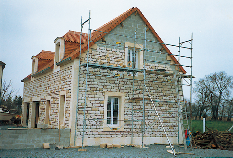 Le placage de mœllon recouvre les agglos. Ils ont été retaillés et leurs angles abattus. (Photo Eric Bruneval © Patrimoine Normand)