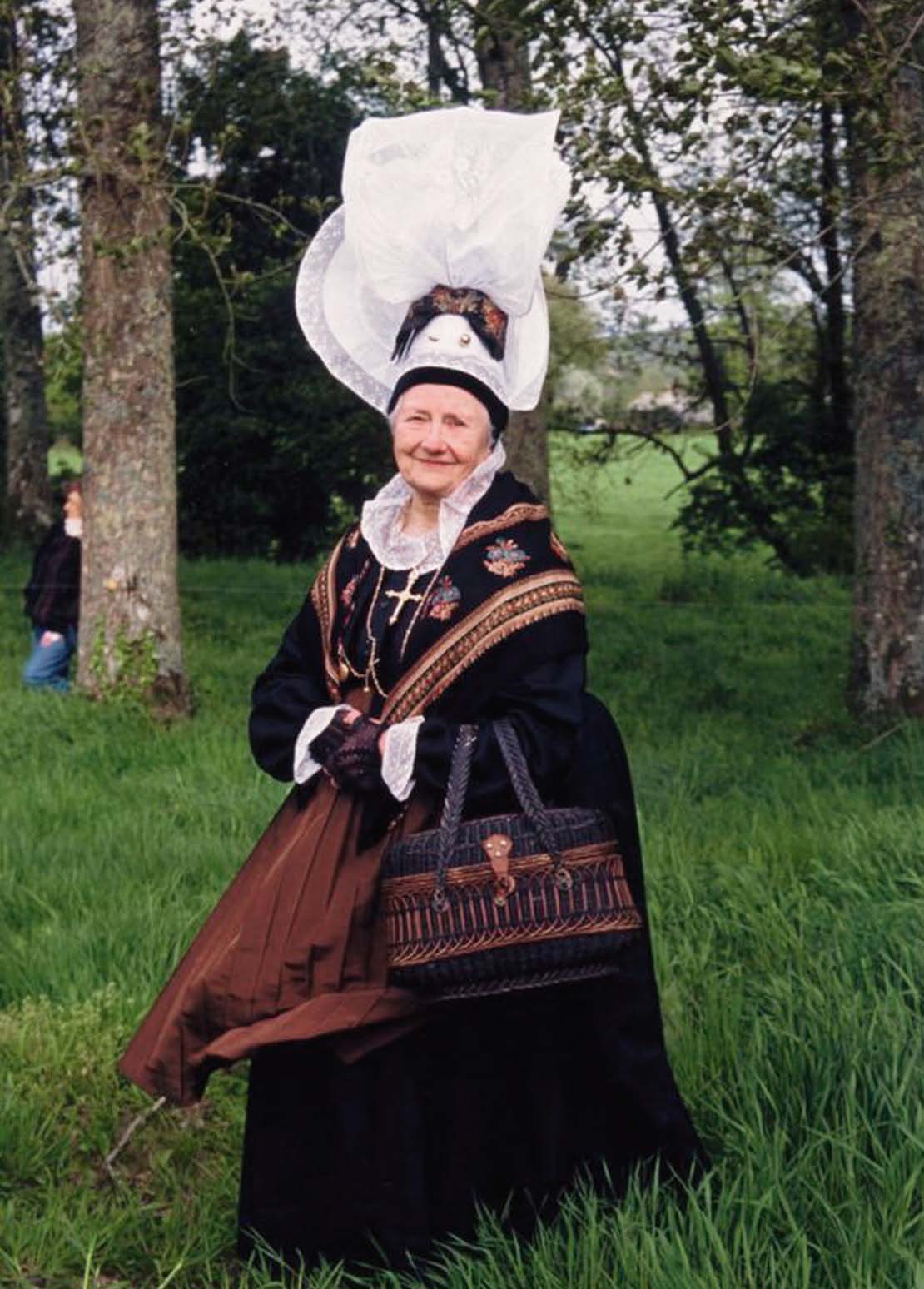Costume de bourgeoise avec la grande coiffe portée pour les fêtes vers 1820. (© P’tit Capé de Brix)