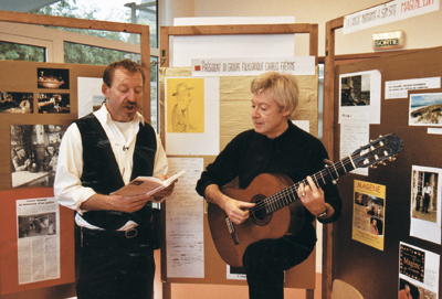 Le compositeur Daniel Bourdelès accompagne à la guitare François Thiébot, l’un des chanteurs de Magène. (Photo Thierry Georges Leprévost © Patrimoine Normand)