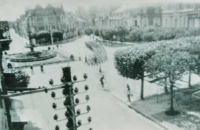 Défilé allemand place Morny. L’ordre règne à Deauville. (© Coll. Gilbert Hamel)