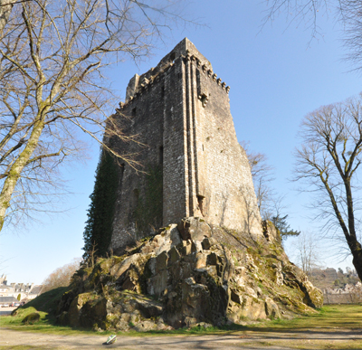 Donjon médiéval de Vire, vestige du château construit au XIIe siècle par Henri Ier Beauclerc, duc de Normandie et roi d’Angleterre, le plus jeune des fils de Guillaume le Conquérant. (Photo Rodolphe Corbin © Patrimoine Normand)