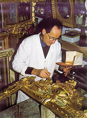 Le restaurateur Armel de la Bonnellière dans son atelier d'Audrieu. Humidification de la surface à dorer. (Photo Jean-Xavier de Saint-Jores © Patrimoine Normand).