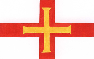 Chaque île, autonome, dispose de son drapeau, ici celui de Guernesey. (© Patrimoine Normand)