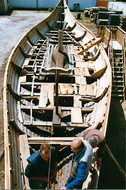 Comme sur tous les bateaux vikings, la poupe est aussi effilée que la proue ; une caractéristique qui facilite les changements de direction lors de la navigation à la rame. (Photo Thierry Georges Leprévost © Patrimoine Normand)