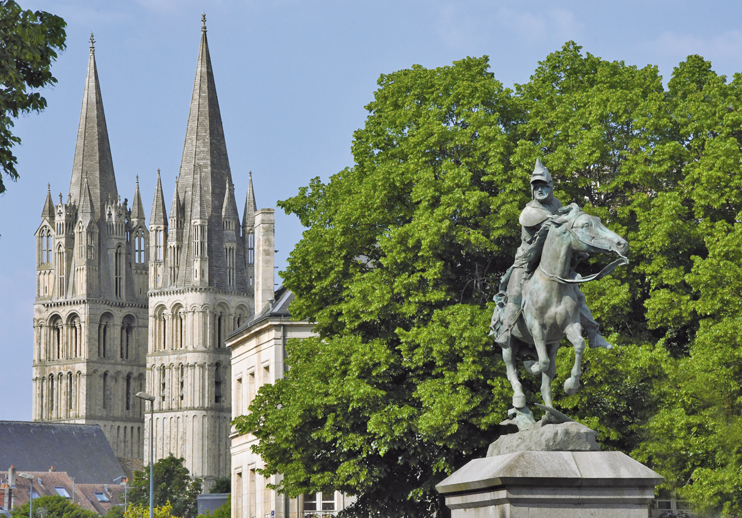 Bertrand Duguesclin, place Saint-Martin à Caen, œuvre d’un sculpteur natif de Torigni, Arthur Jacques Le Duc (1848-1918). (Photo Rodolphe Corbin © Patrimoine Normand)