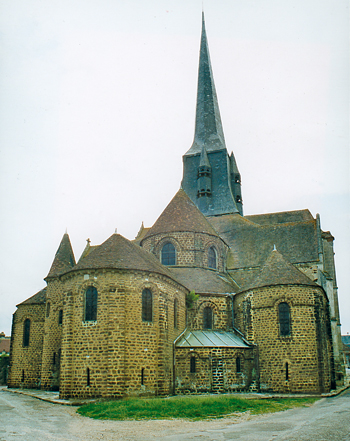 glise Notre-Dame de Verneuil-sur-Avre : le chevet XIIe siècle, exécuté en grison. La flèche en charpente XVe siècle. (À noter les ajouts du XIXe siècle : tourelle de gauche). (© Soline Schorp)