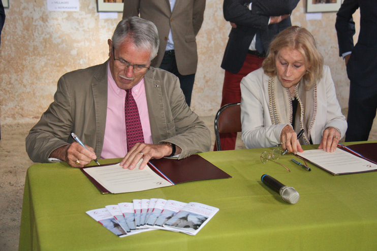 André Anthierens, maire de Nassandres-sur-Risle, a signé le 11 septembre dernier une convention avec Yvette Petite-Decroix, déléguée départementale de la Fondation du patrimoine. (© Virginie Michelland)