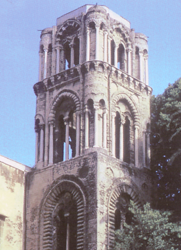 Analogies entre le campanile du XIIe siècle de Santa Maria dell Ammiraglio  à Palerme (Sicile) et les tours de la trinité de Caen. (Photo Pierre Rique © M. Minnella et V. Noto.)