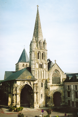 L’église abbatiale Saint-Sauveur. À droite le portail roman du XIIe siècle, à gauche, l’entrée de l’église du XVe siècle. (Photo Alexandre Vernon © Patrimoine Normand)