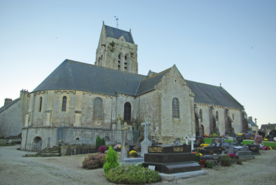 Église paroissiale actuelle de Saint-Marcouf (Manche). Elle occupe très certainement l’emplacement de l’ancienne abbaye de Nantus et possède une crypte romane. (© Stéphane William Gondoin)
