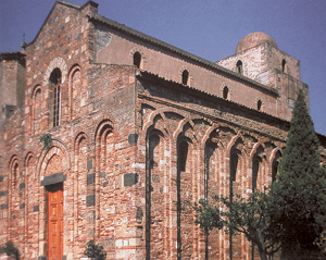 Église de Santi Pietro e Paolo, Itala (Sicile), façade et nef, fin XIe siècle. (© Simona Talenti.)