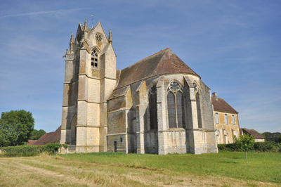 L’église du prieuré Saint-Gauburge. À gauche, le clocher de la fin du XVe siècle avec la chapelle de Saint-Sébastien (1509) au premier niveau. À droite, le chœur du XIIe siè­cle. (Photo Rodolphe Corbin © Patrimoine Normand)