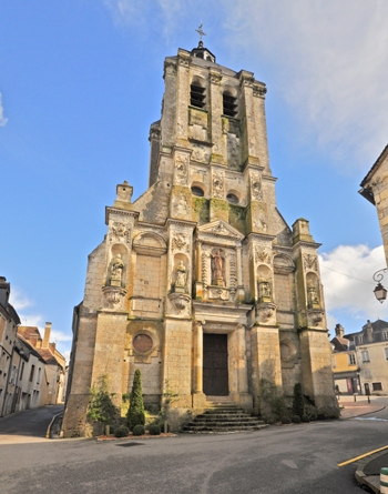 Parvis de l’église Saint-Sauveur de Bellême. Elle abrite la chapelle Boucicaut qui doit être restaurée. (Photo Rodolphe Corbin © Patrimoine Normand)