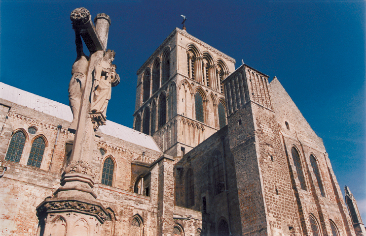 La masse de la tour lanterne de l'église abbatiale de la Trinité de Fécamp rappelle la campagne de travaux effectuée entre 1168 et 1187. Actuellement l'église abbatiale, avec sa chapelle de la vierge construite en 1489 est encore planquée de la tour xxxx de la maîtrise élément de l'enceinte. Des destructions ultérieures ont malheureusement fait disparaître d'autres bâtiments. (© Patrimoine Normand)