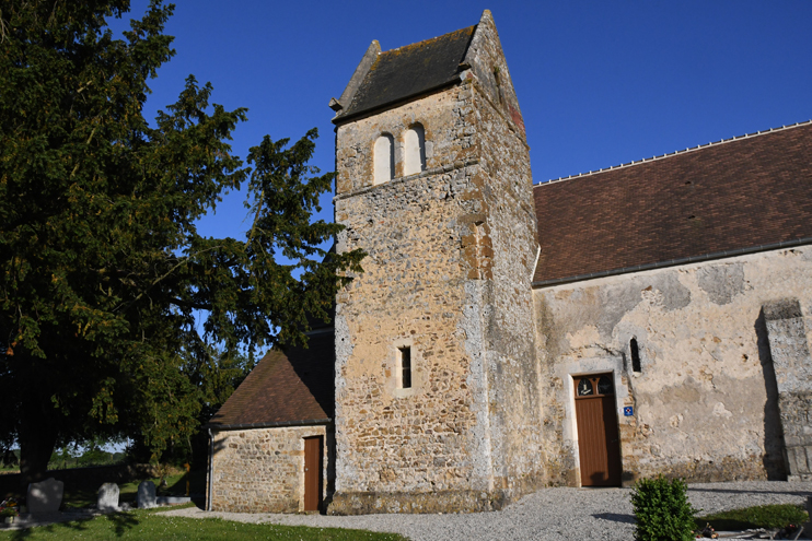 L’église Sainte-Anne à Angoville. Datant du XIIe siècle, l’église est typique du patrimoine bâti du pays de Falaise. La toiture a été refaite à l’identique en tuiles plates du pays. (Photo Rodolphe Corbin © Patrimoine Normand)