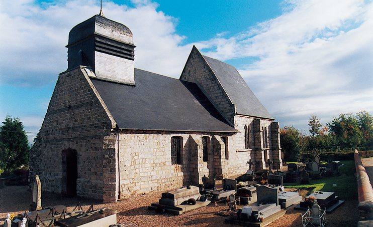 Au centre de son cimetière, plus haut que le niveau du sol aux alentours, s’élève l’église de Pleine-Sève, construite en grès. Le chœur date du XVIe siècle, la nef plus basse, fut construite au XVIIIe siècle. L’appareil de la nef est plus petit et moins régulier que celui du chœur. De plus, la façade est décorée de plusieurs lits de matériaux différents (brique et silex), montrant les utilisations mixtes de matériaux dans l’architecture. (photo Isabelle Audinet © Patrimoine Normand).