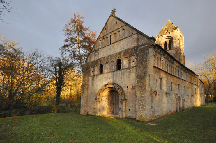 L’église de Thaon, côté sud-est. Remarquez sur la nef, les arcades bouchées et les chapiteaux bûchés. (Photo Rodolphe Corbin © Patrimoine Normand)