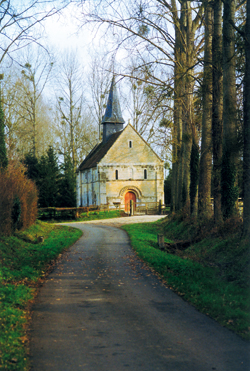 La petite église de Sainte-Marie-aux-Anglais désaffectée depuis la révolution, simple, élégante et homogène. (Photo Erik Groult © Patrimoine Normand.)