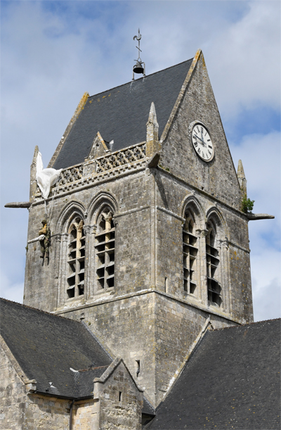 Le clocher de Sainte-Mère-Église, où s'accrocha dans la nuit du 6 juin le parachute de John Steele. En fait, c'est de l'autre côté que le soldat resta pendu plusieurs heures. (Photo Rodolphe Corbin © Patrimoine Normand)