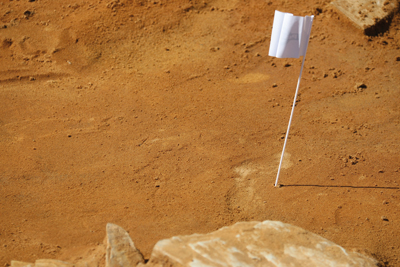 Empreinte rarissime d'un pas de Néandertalien, au Rozel (Manche), vers 110 000 ans. Laissée par l'un de nos ancêtres ? Cette découverte faite en 2012 est à l'origine de l'exposition, qui s'appuie essentiellement sur les vestiges normands. (Photo Rodolphe Corbin © Patrimoine Normand)