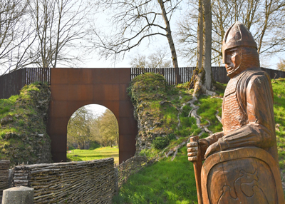 À l'entrée de la basse cour principale du château Ganne. (Photo Rodolphe Corbin © Patrimoine Normand)