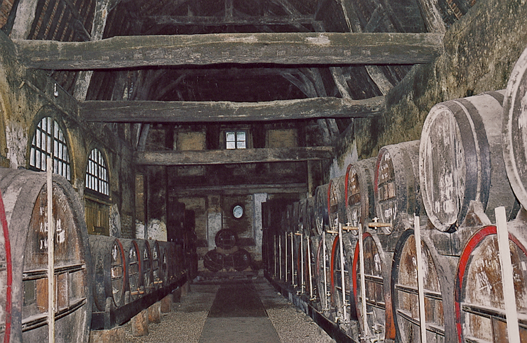 L’entrepôt des eaux-de-vie. Les fûts sont alignés en ordre. (Photo Alexandre Vernon © Patrimoine Normand.)