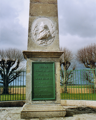 Sous le bas-relief du buste du roi Henri IV en façade «?C’est ici l’endroit de l’Ente où se tint le roi Henri IV le jour de la bataille d’Ivry donnée le 14 mars 1590 ». (Photo Alexandre Vernon © Patrimoine Normand)