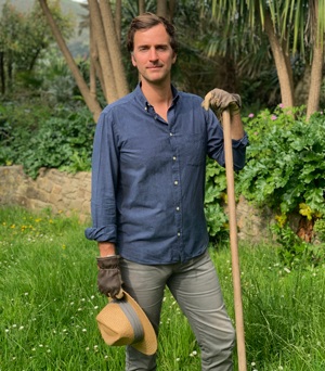 Eric Pellerin, passionné de botanique, perpétue l’héritage familial en préservant et en développant le jardin botanique de Vauville. (© Simon La Salle)