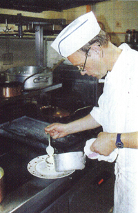 Éric Roussel préparant la recette. (Photo Érik Groult © Patrimoine Normand.)