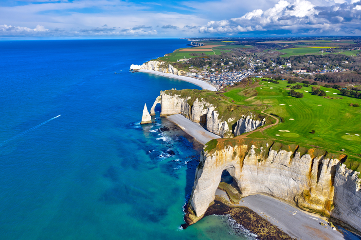 Étretat, joyau de la Côte d’Albâtre. 