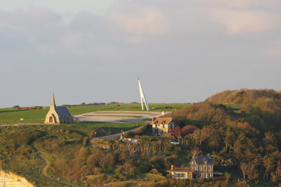 Emplacement de l’oppidum présumé des Calètes, sur la plateforme délimitée par la mer et le Petit Val. Elle s’étire derrière la flèche du monument à Nungesser et Coli et la chapelle Notre-Dame-de-la-Garde. (© Stéphane William Gondoin)