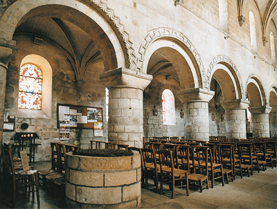 Intérieur de l'église d’Étretat - les piliers romans, au premier plan : le puits. (Photo Alexandre Vernon © Patrimoine Normand)